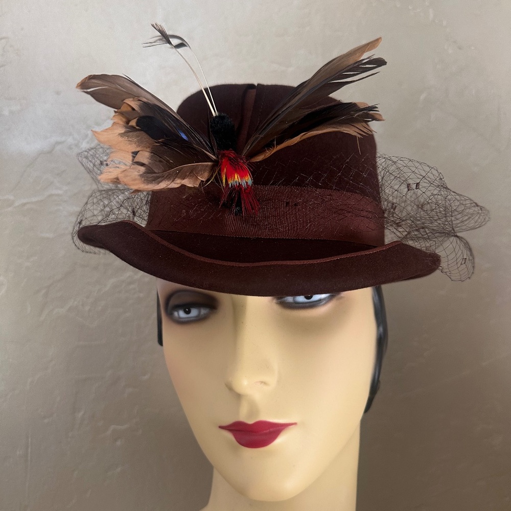 EXTRAORDINARY 1940s' BROWN FELT FEDORA/SPLIT CROWN, VEIL & FEATHER "BUTTERFLY"